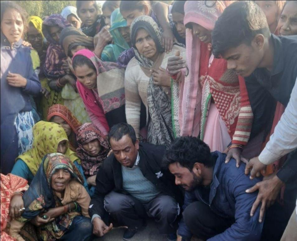 फोटो-20-मृतक नैमिष की बिलखती मां राजकुमारी और अन्य महिलाएं। संवाद फोटो-20-मृतक नैमिष की बिलखती मां राजकुमारी और अन्य महिलाएं। संवाद