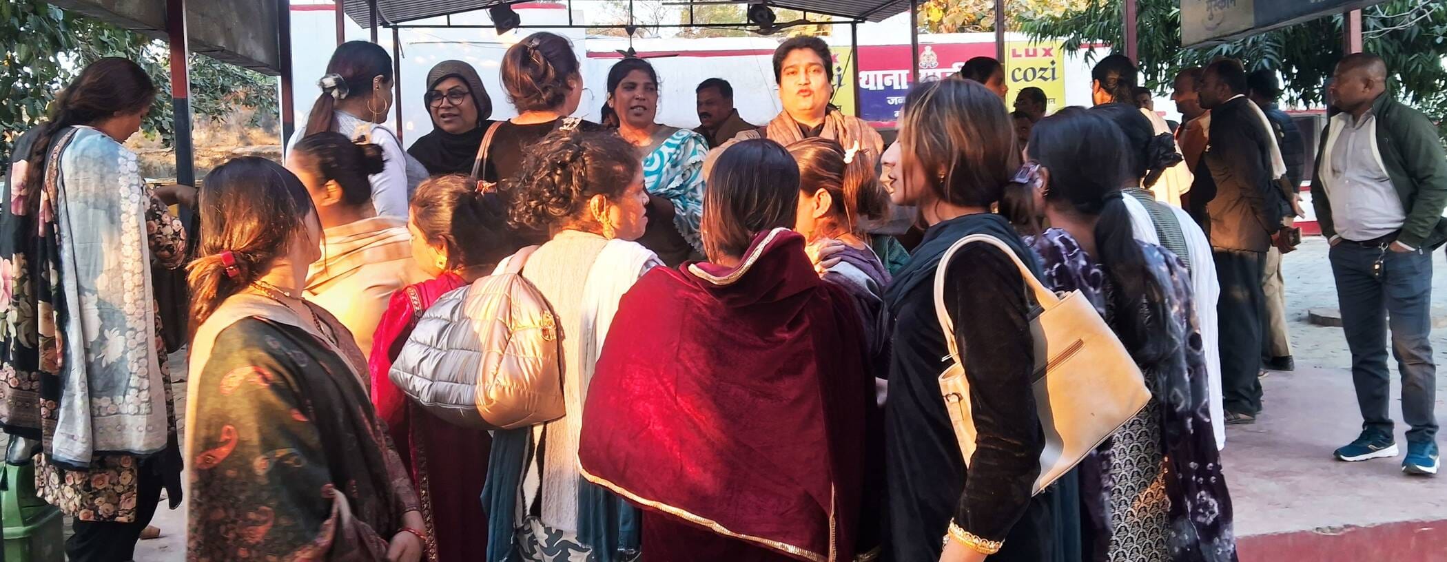 फोटो-29-गाजीपुर थाने में मौजूद इकबाल गुट के किन्नर। संवाद