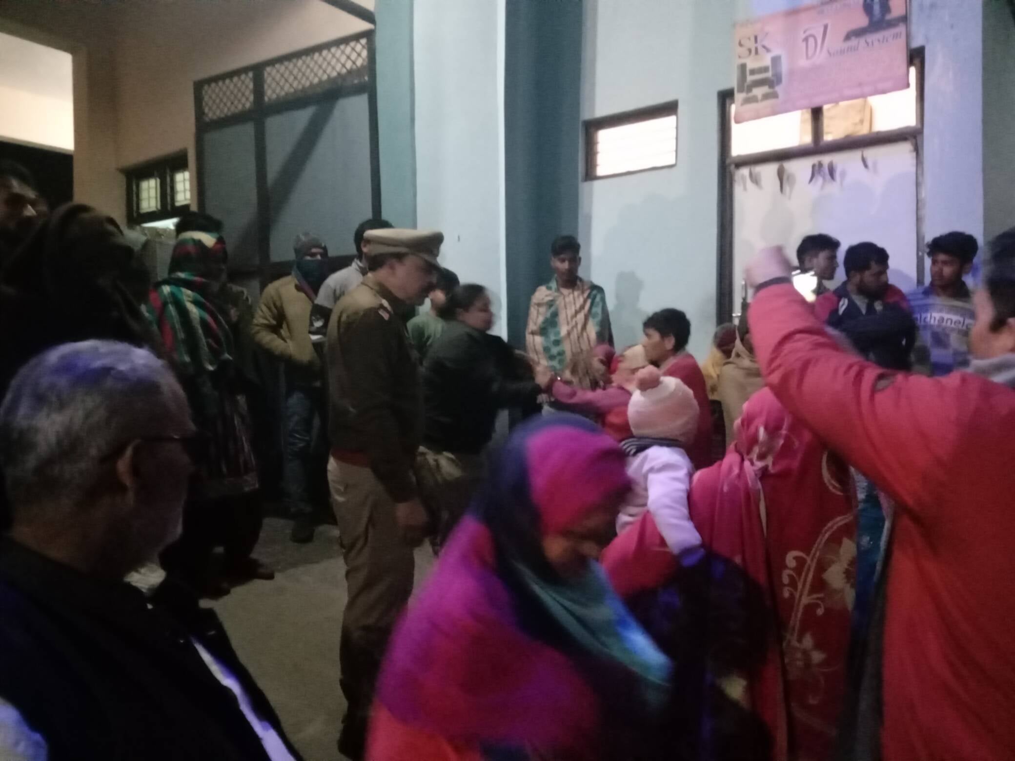 गांव भलवा में घटनास्थल का मौका मुआयना करते एसएसपी। स्रोतः संवाद गांव भलवा में घटनास्थल का मौका मुआयना करते एसएसपी। स्रोतः संवाद