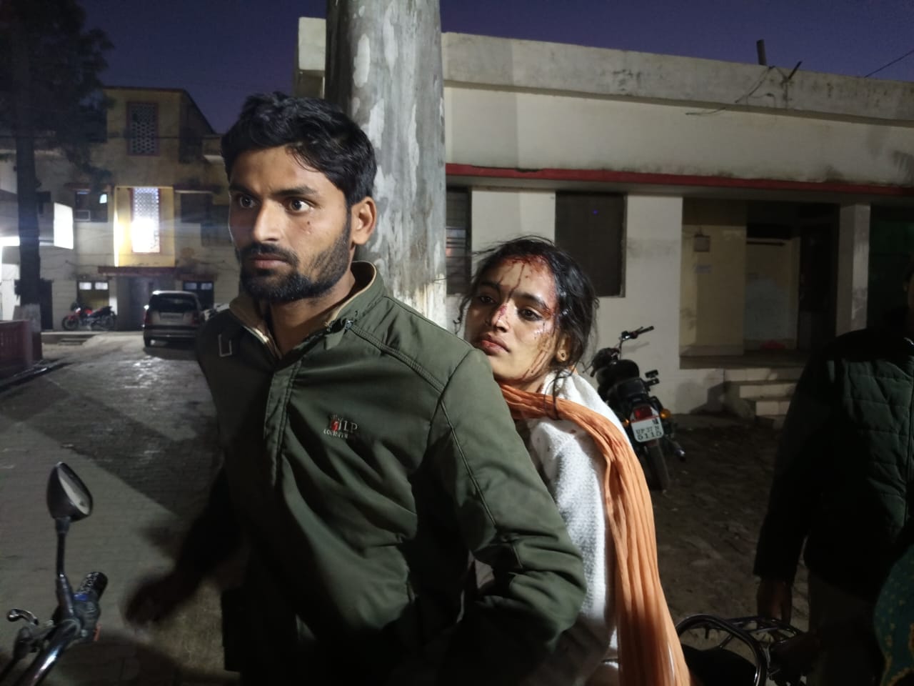 गांव लुहारी में पथराव के बाद जांच करतीं सीओ, व घायल युवती। गांव लुहारी में पथराव के बाद जांच करतीं सीओ, व घायल युवती।