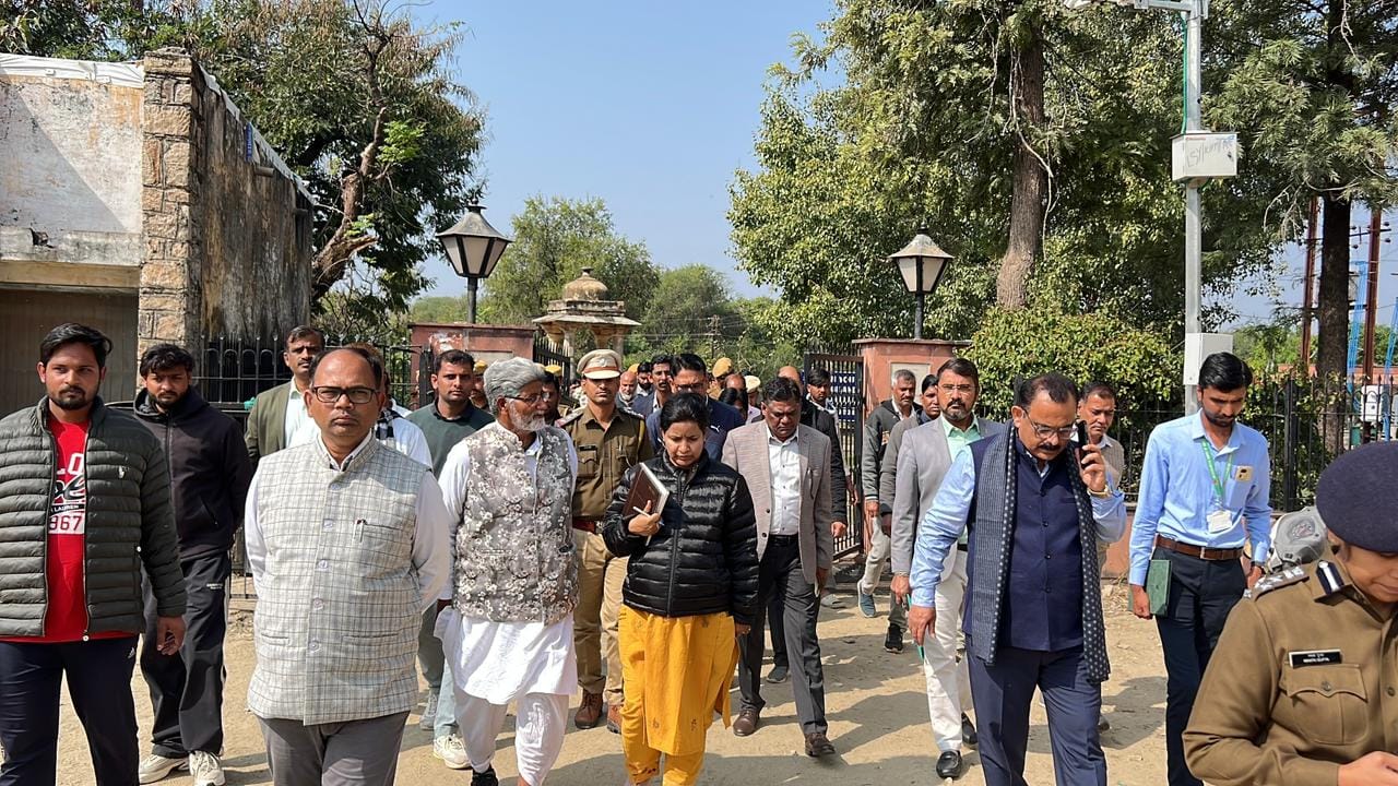 हल्दीघाटी में निरीक्षण करते हुए कलेक्टर एसपी सहित प्रशासनिक अधिकारी । फोटो अमर उजाला