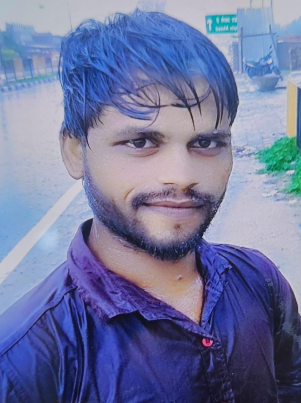 जलालाबाद में ट्रक के अगले पहिये मे फंसी बाइक। संवाद