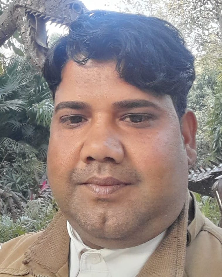 जलालाबाद में ट्रक के अगले पहिये मे फंसी बाइक। संवाद