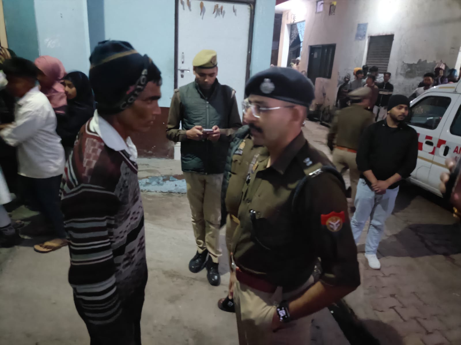 जानसठ के गांव भलवा में हत्याकांड को लेकर जानकारी लेते पुलिस अधिकारी। स्रोतः संवाद जानसठ के गांव भलवा में हत्याकांड को लेकर जानकारी लेते पुलिस अधिकारी। स्रोतः संवाद