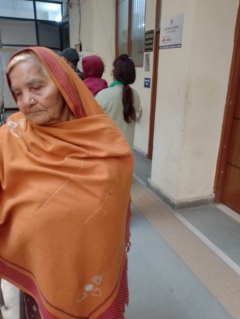 जनता समाधान शिविर में लगी फरियादियों की भीड़। संवाद