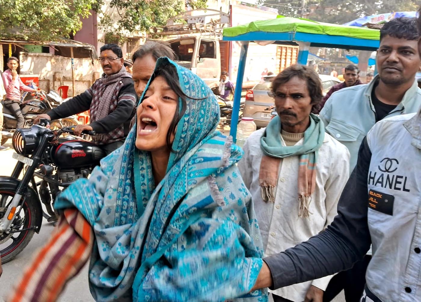 कोतवाली सामने ई- रिक्शा को घेरे खड़े मृत मासूम बच्ची के परिजन। संवाद