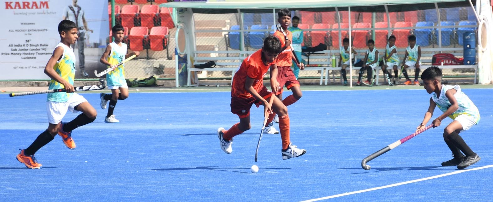 मो.शाहिद स्टेडियम में हुए मुकाबले में राउंडग्लास (सफेद जर्सी) और हाॅकी असम के खिलाड़ी गेंद पर मो.शाहिद स्टेडियम में हुए मुकाबले में राउंडग्लास (सफेद जर्सी) और हाॅकी असम के खिलाड़ी गेंद पर