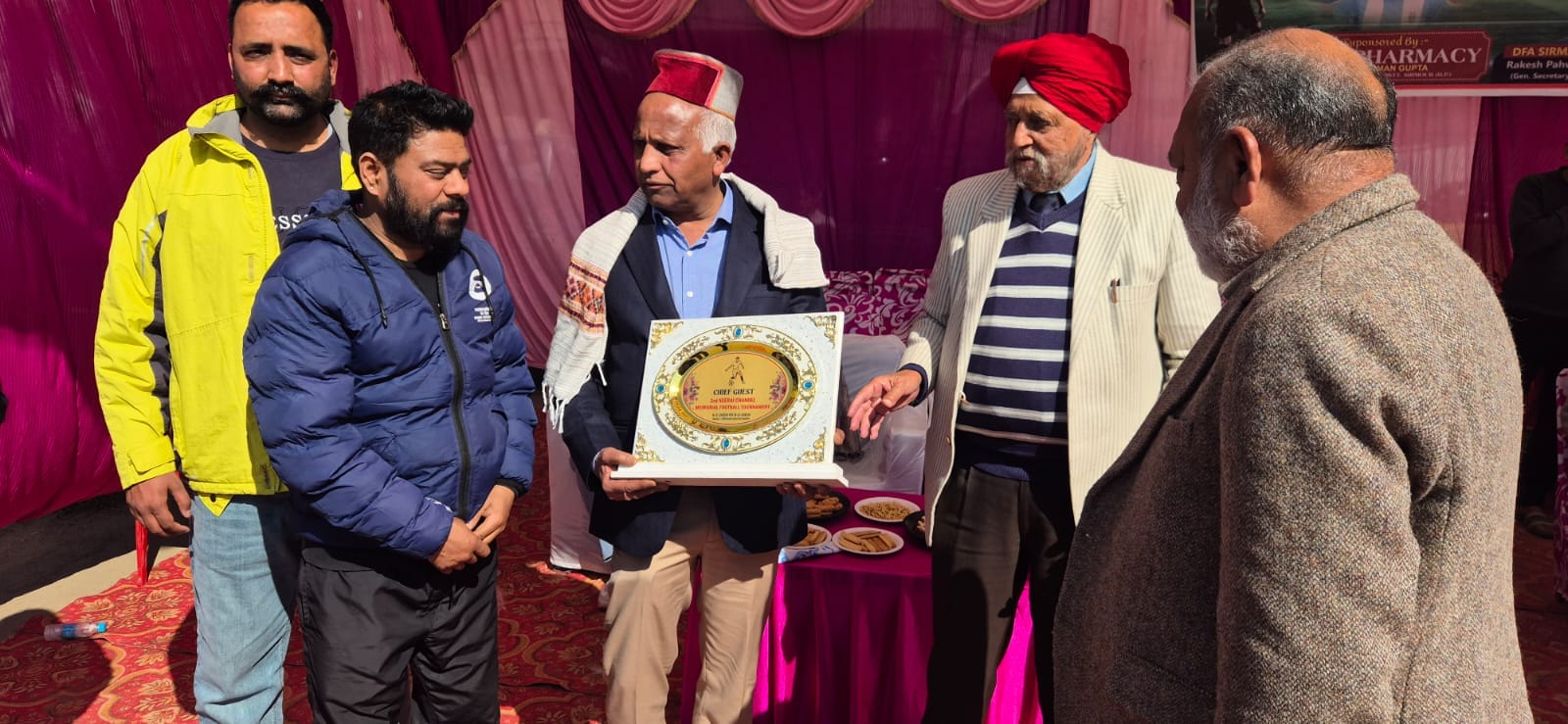 नाहन के चौगान मैदान में शुरू हुई फुटबॉल प्रतियोगिता के शुभारंभ पर मुख्य अतिथि और खिलाड़ी। स्रोत