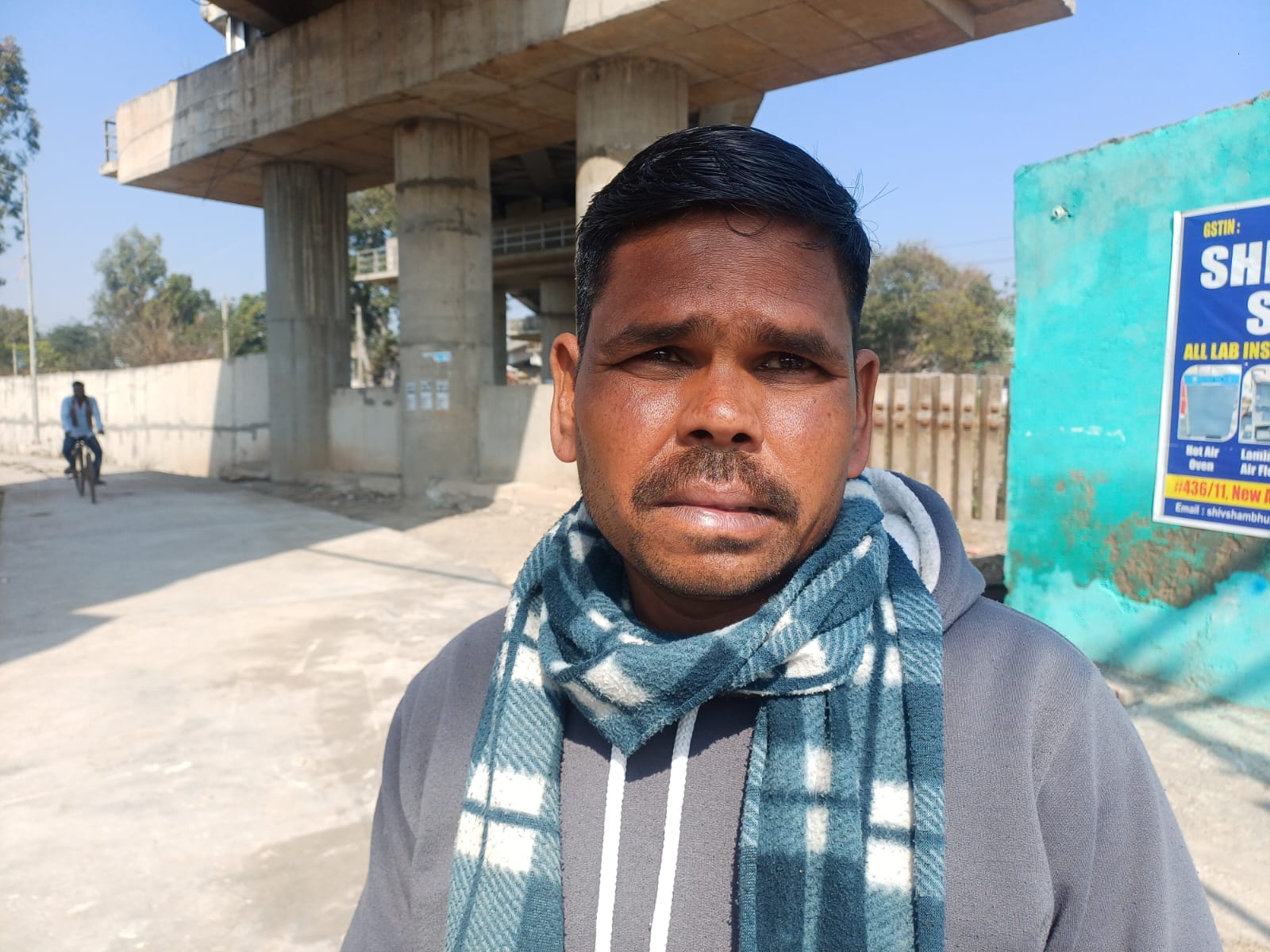 नन्हेडा ओवर ब्रिज पर पैदल जाने के लिए छोड़ा गया रास्ता। संवाद