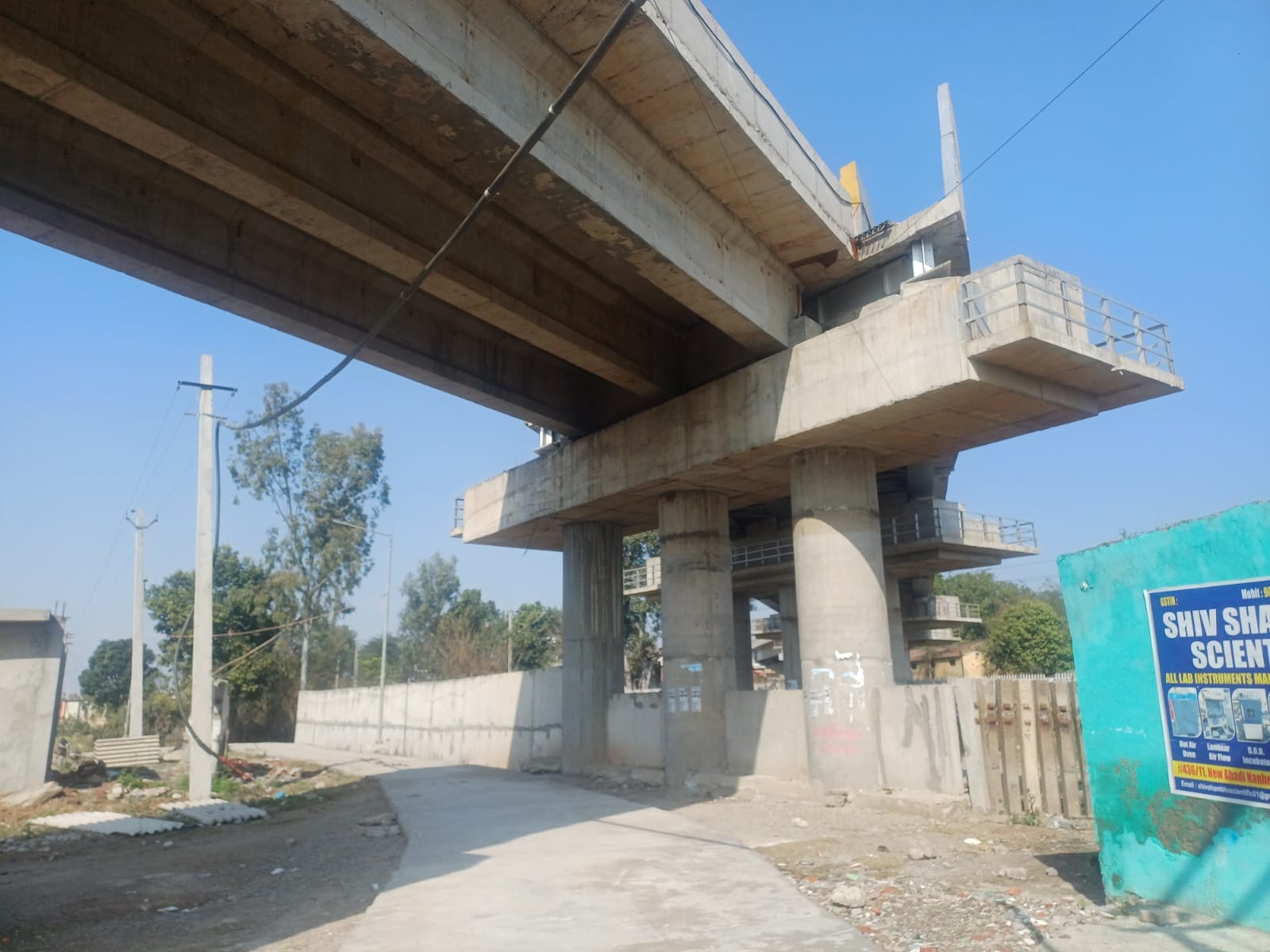 नन्हेडा ओवर ब्रिज पर पैदल जाने के लिए छोड़ा गया रास्ता। संवाद