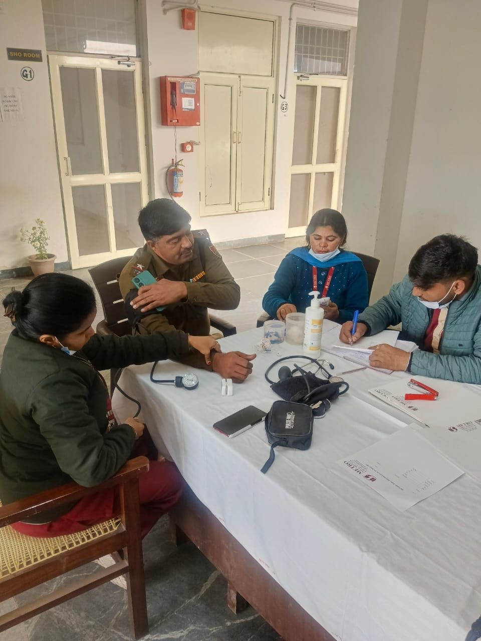 पुलिस कर्मचारियों की जांच करते चिकित्सक। स्रोत : पुलिस पुलिस कर्मचारियों की जांच करते चिकित्सक। स्रोत : पुलिस