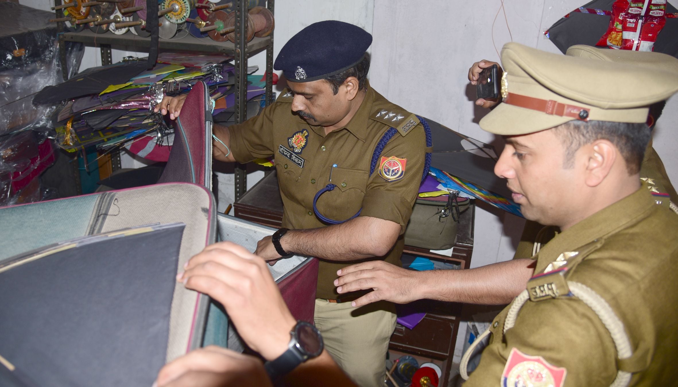 पुराने शहर इलाके में पतंग की दुकानों पर प्रतिबंधित मांझे की जांच करती पुलिस टीम। पुराने शहर इलाके में पतंग की दुकानों पर प्रतिबंधित मांझे की जांच करती पुलिस टीम।