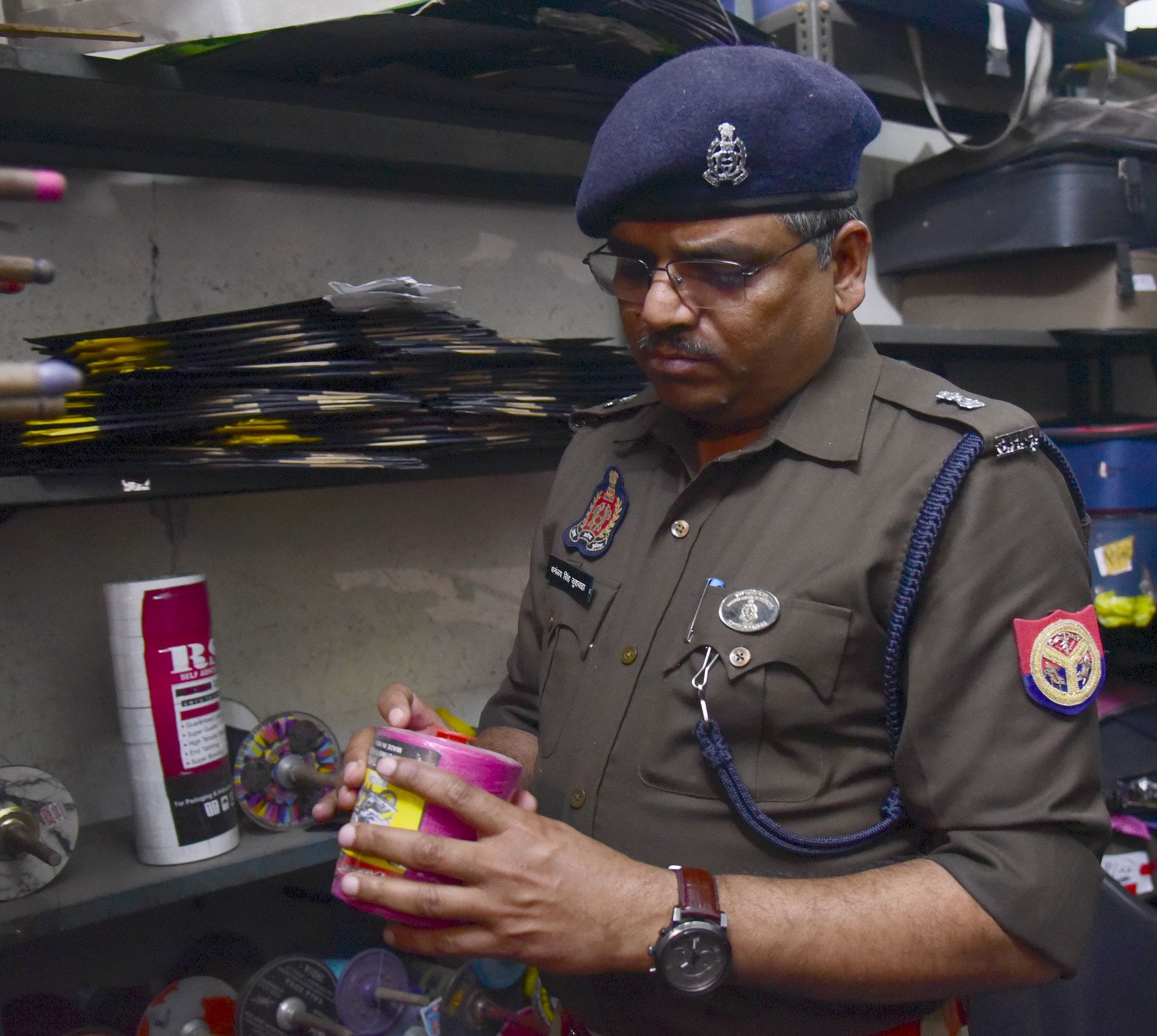 पुराने शहर इलाके में पतंग की दुकानों पर प्रतिबंधित मांझे की जांच करती पुलिस टीम। पुराने शहर इलाके में पतंग की दुकानों पर प्रतिबंधित मांझे की जांच करती पुलिस टीम।