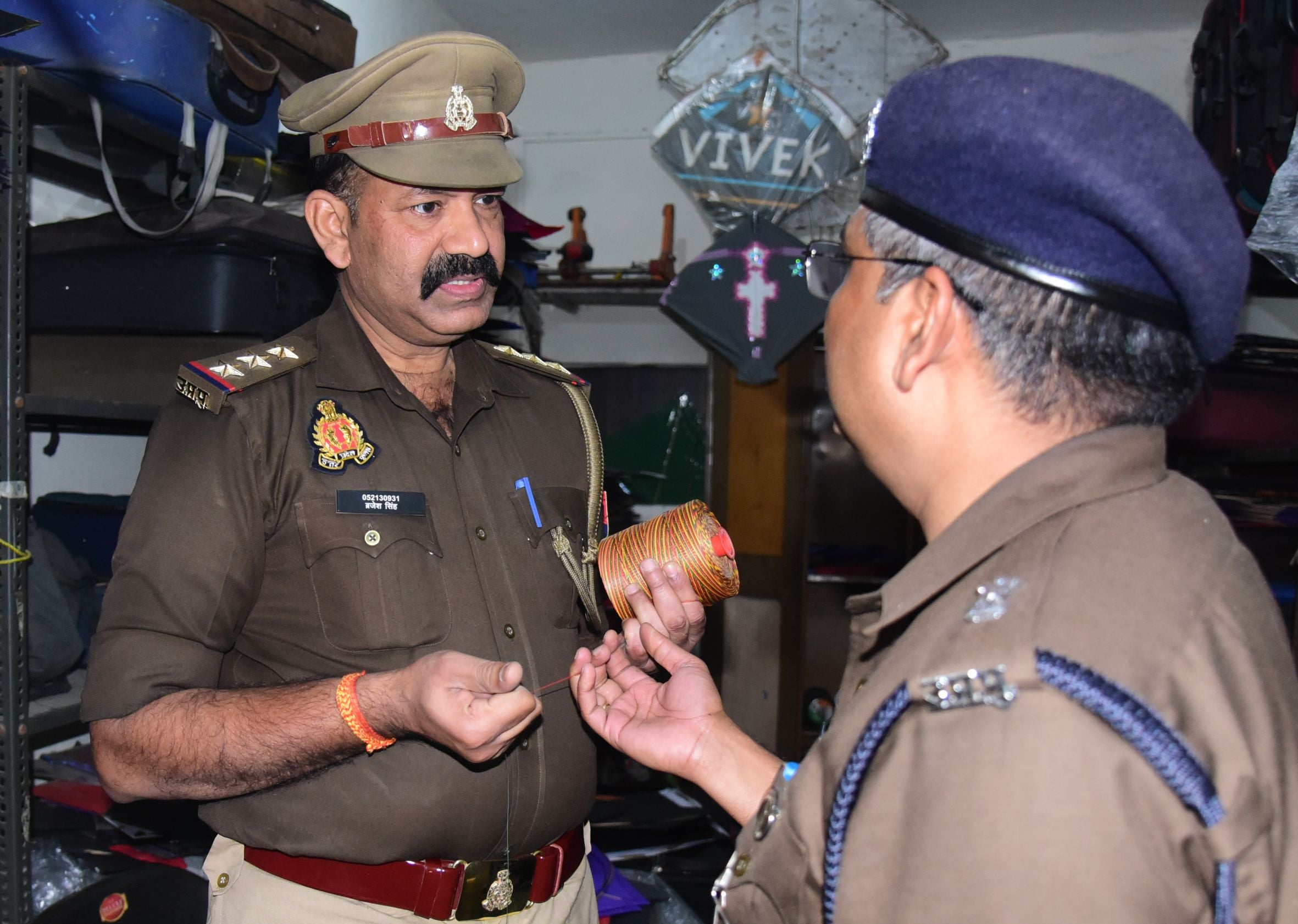 पुराने शहर इलाके में पतंग की दुकानों पर प्रतिबंधित मांझे की जांच करती पुलिस टीम। पुराने शहर इलाके में पतंग की दुकानों पर प्रतिबंधित मांझे की जांच करती पुलिस टीम।
