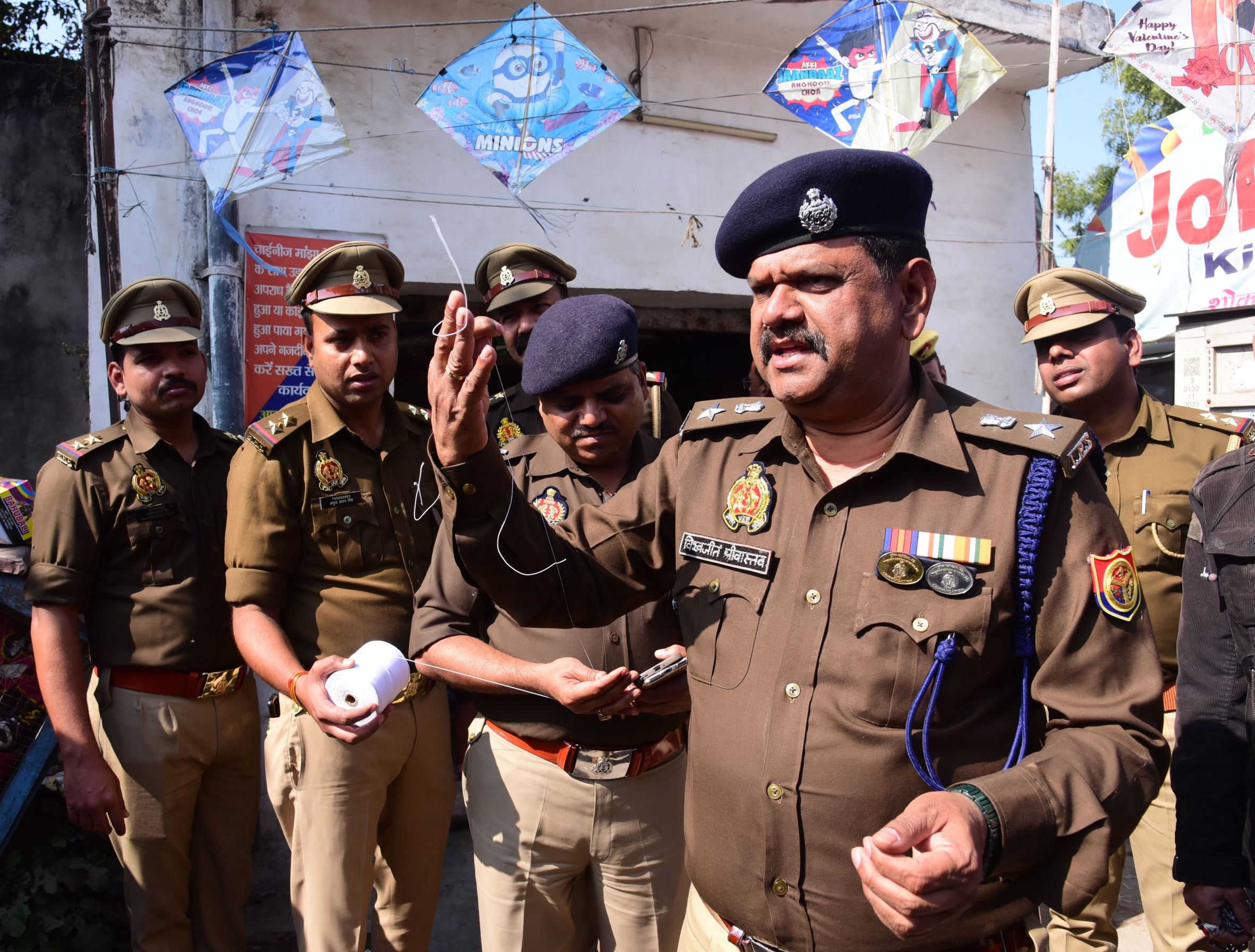 पुराने शहर इलाके में पतंग की दुकानों पर प्रतिबंधित मांझे की जांच करती पुलिस टीम। पुराने शहर इलाके में पतंग की दुकानों पर प्रतिबंधित मांझे की जांच करती पुलिस टीम।
