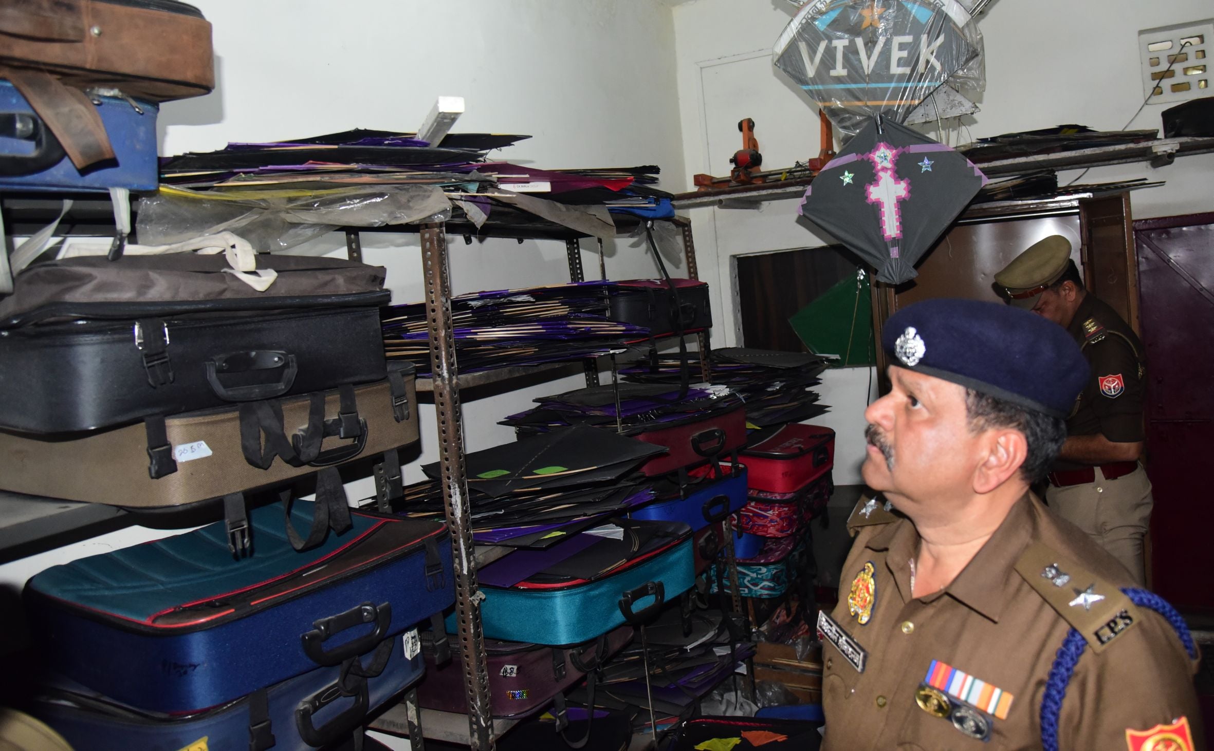 पुराने शहर इलाके में पतंग की दुकानों पर प्रतिबंधित मांझे की जांच करती पुलिस टीम। पुराने शहर इलाके में पतंग की दुकानों पर प्रतिबंधित मांझे की जांच करती पुलिस टीम।