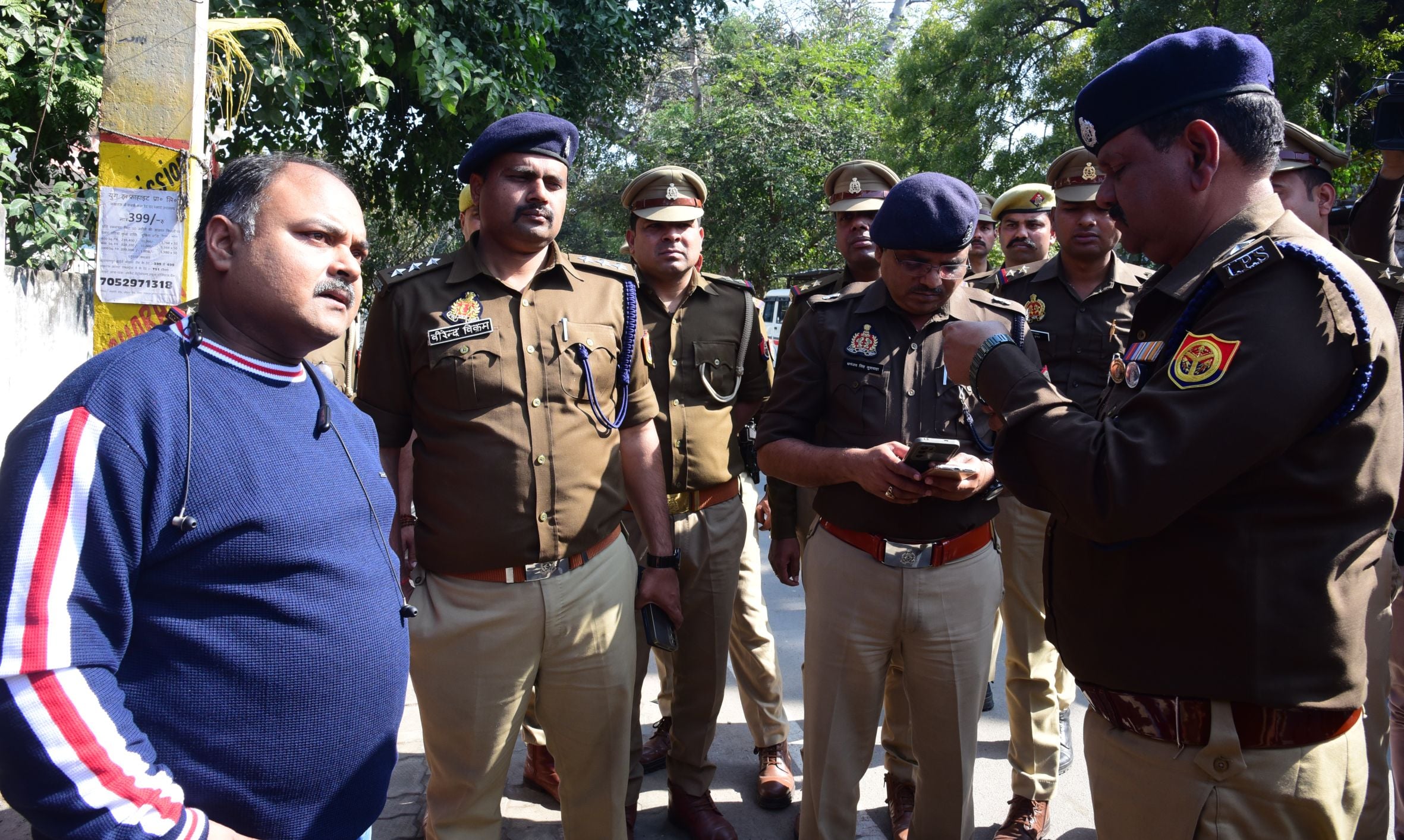 पुराने शहर इलाके में पतंग की दुकानों पर प्रतिबंधित मांझे की जांच करती पुलिस टीम। पुराने शहर इलाके में पतंग की दुकानों पर प्रतिबंधित मांझे की जांच करती पुलिस टीम।