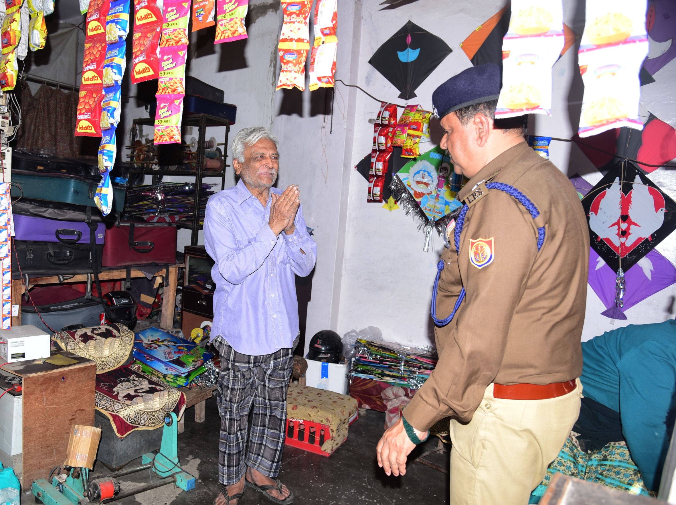 पुराने शहर इलाके में पतंग की दुकानों पर प्रतिबंधित मांझे की जांच करती पुलिस टीम। पुराने शहर इलाके में पतंग की दुकानों पर प्रतिबंधित मांझे की जांच करती पुलिस टीम।