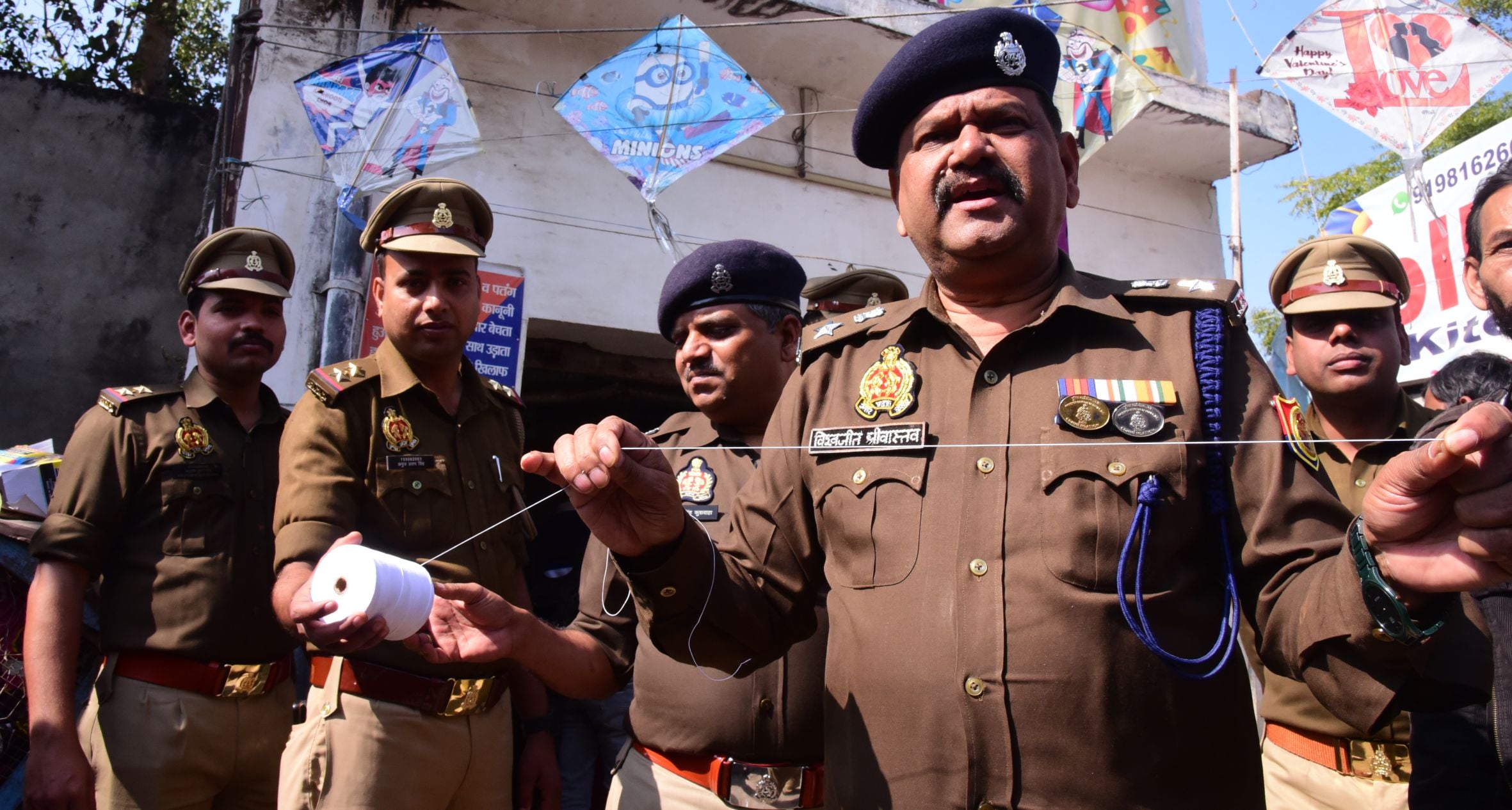 पुराने शहर इलाके में पतंग की दुकानों पर प्रतिबंधित मांझे की जांच करती पुलिस टीम। पुराने शहर इलाके में पतंग की दुकानों पर प्रतिबंधित मांझे की जांच करती पुलिस टीम।