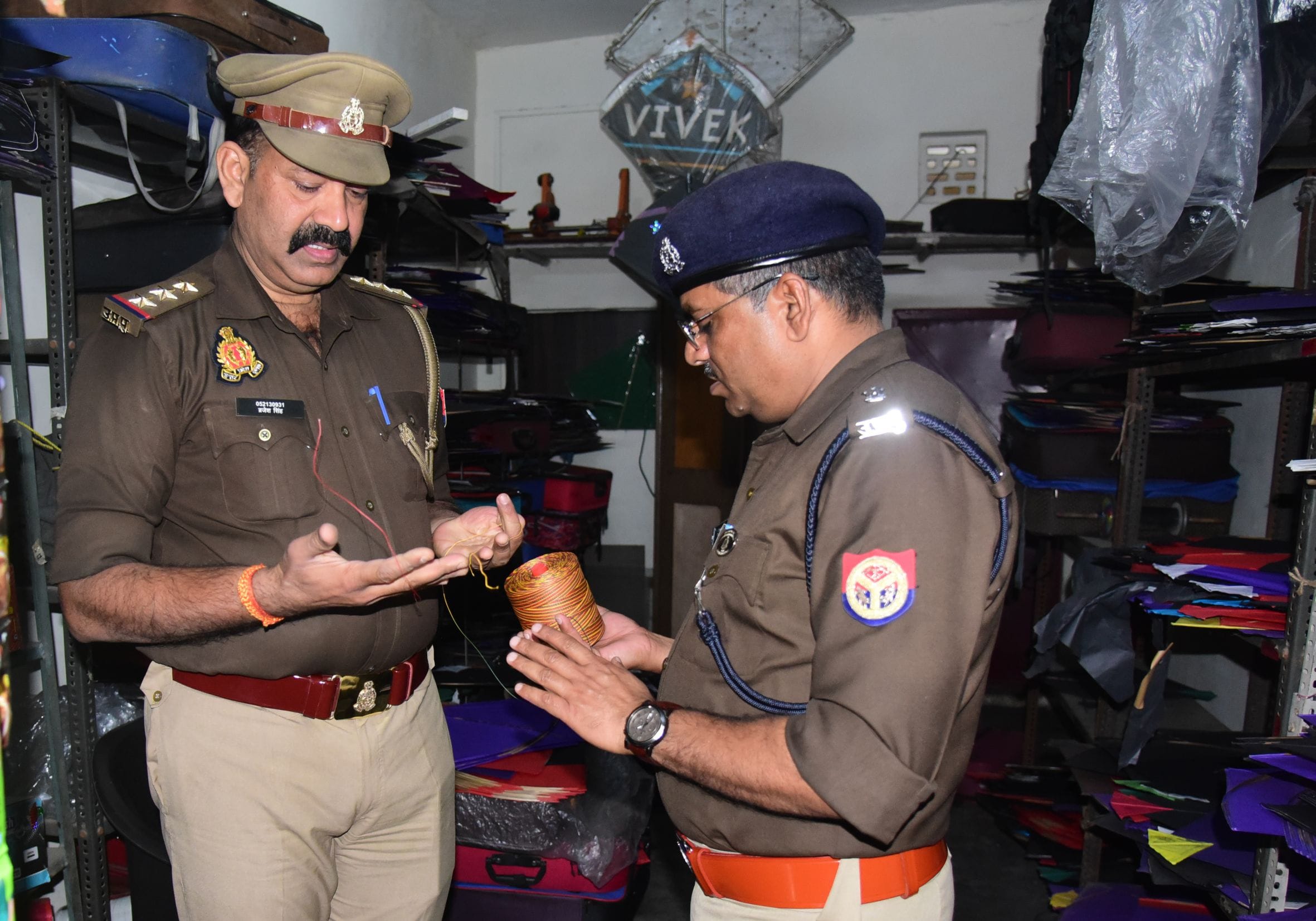 पुराने शहर इलाके में पतंग की दुकानों पर प्रतिबंधित मांझे की जांच करती पुलिस टीम। पुराने शहर इलाके में पतंग की दुकानों पर प्रतिबंधित मांझे की जांच करती पुलिस टीम।