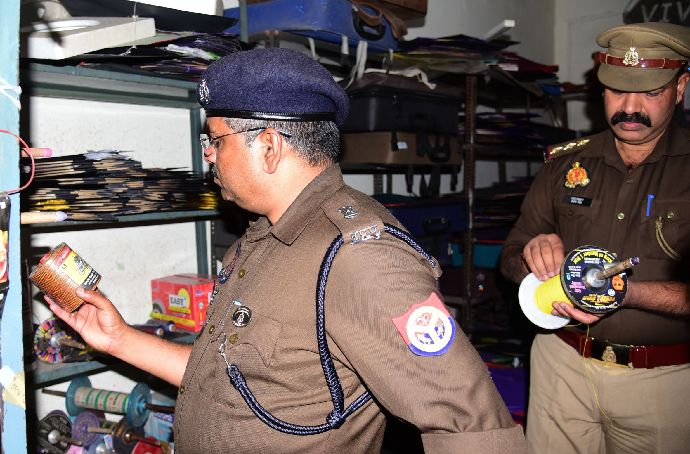 पुराने शहर इलाके में पतंग की दुकानों पर प्रतिबंधित मांझे की जांच करती पुलिस टीम। पुराने शहर इलाके में पतंग की दुकानों पर प्रतिबंधित मांझे की जांच करती पुलिस टीम।