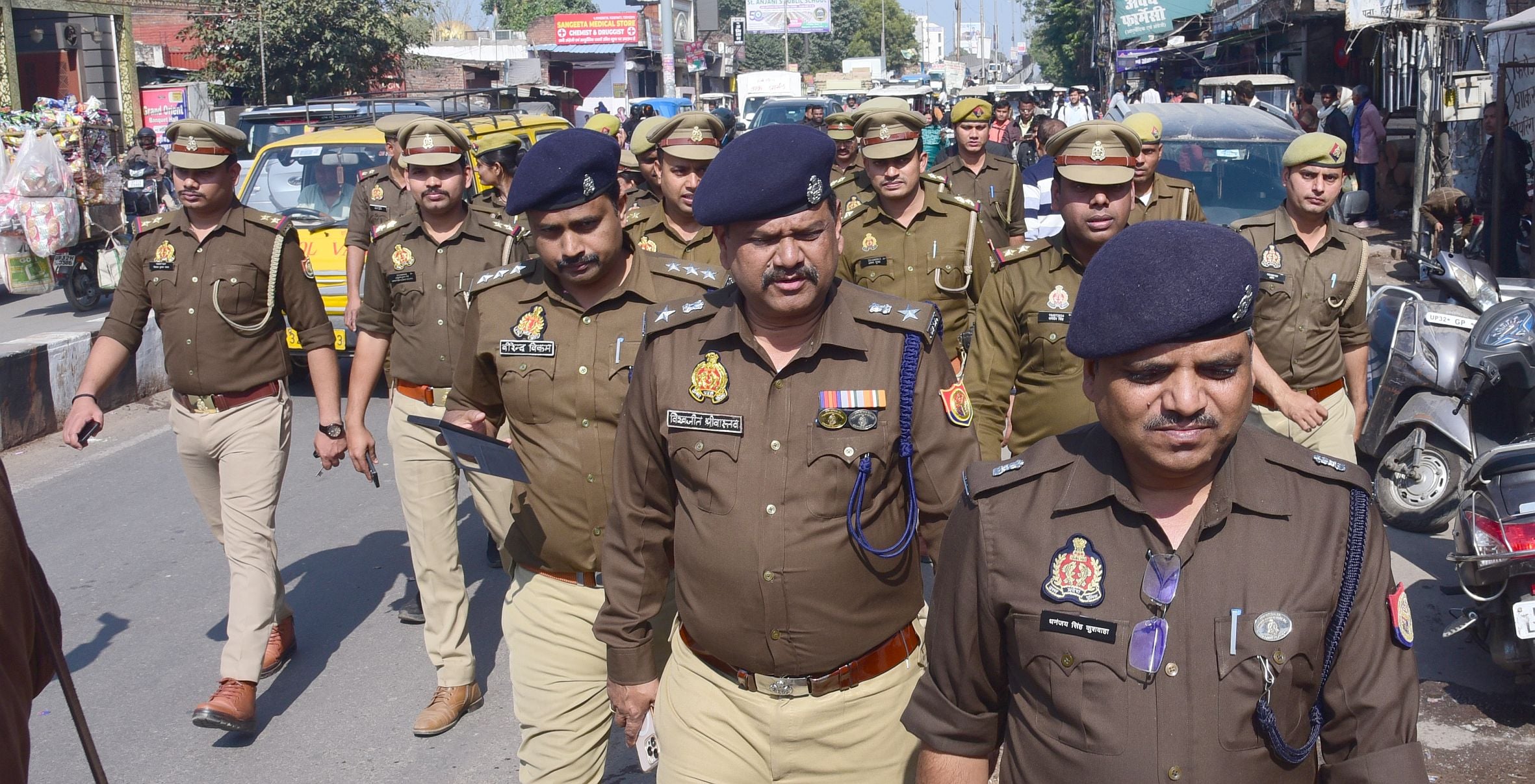 पुराने शहर इलाके में पतंग की दुकानों पर प्रतिबंधित मांझे की जांच करती पुलिस टीम। पुराने शहर इलाके में पतंग की दुकानों पर प्रतिबंधित मांझे की जांच करती पुलिस टीम।