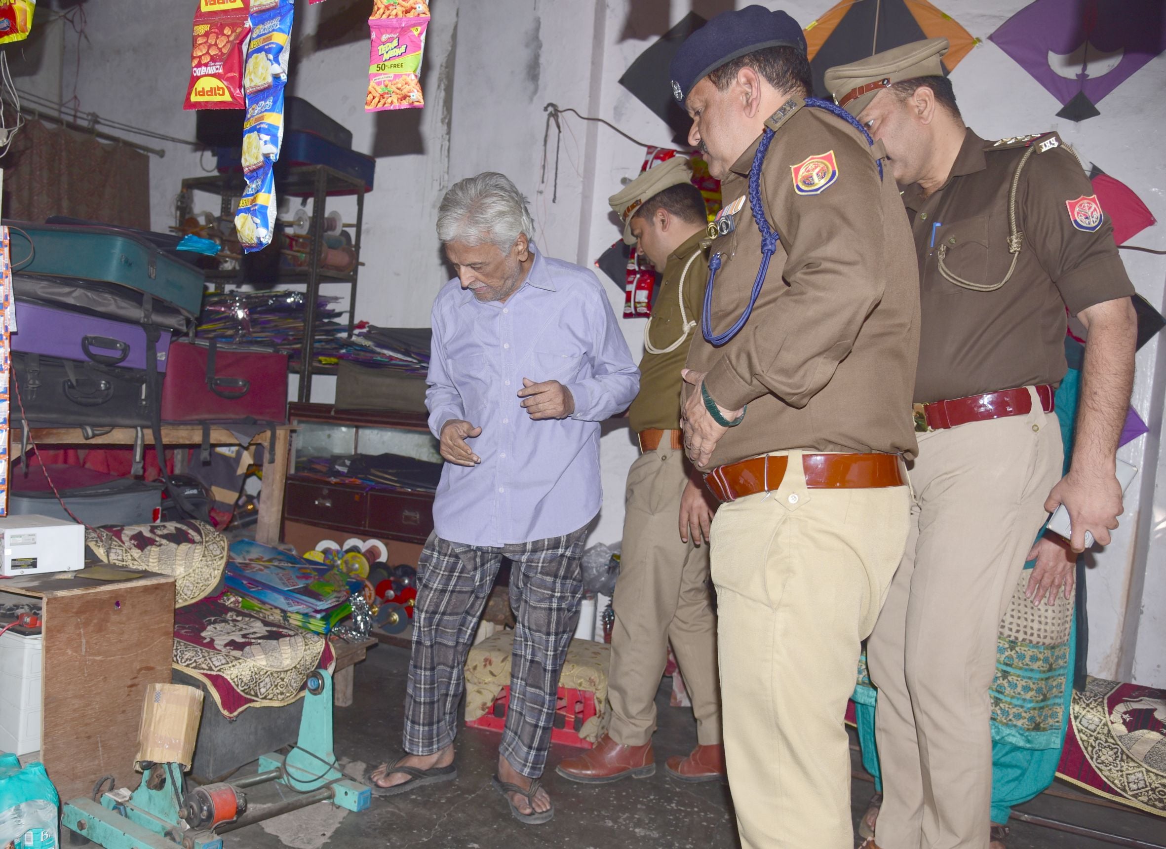 पुराने शहर इलाके में पतंग की दुकानों पर प्रतिबंधित मांझे की जांच करती पुलिस टीम। पुराने शहर इलाके में पतंग की दुकानों पर प्रतिबंधित मांझे की जांच करती पुलिस टीम।
