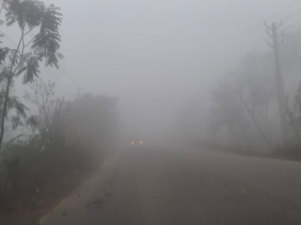 प्रतापनगर क्षेत्र में घने कोहरे के बीच नेशनल हाईवे से गुजरते वाहन। संवाद