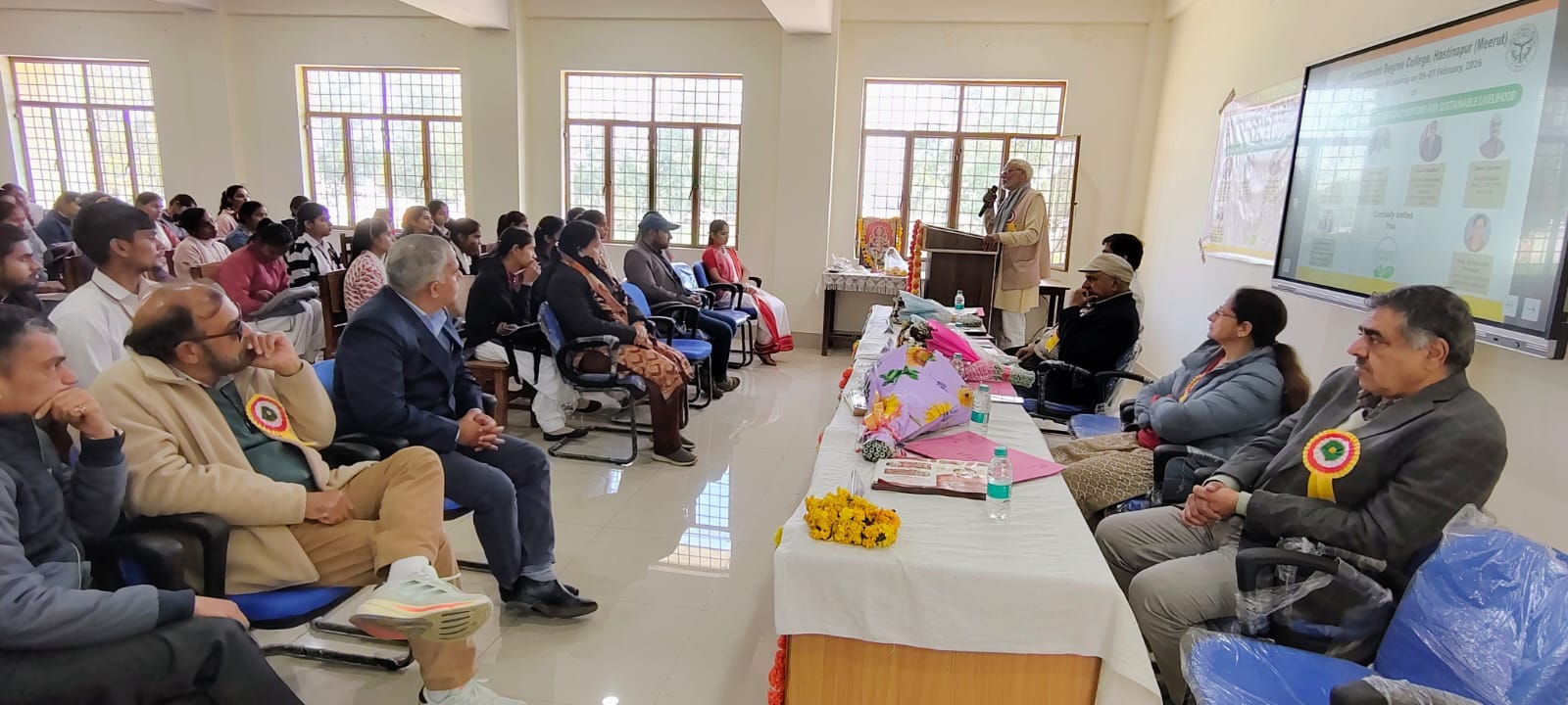 राजकीय महाविद्यालय में आयोजित कार्यक्रम में शामिल मुख्य अतिथि को सम्मानित करते प्राचार्य स्रोत राजकीय महाविद्यालय में आयोजित कार्यक्रम में शामिल मुख्य अतिथि को सम्मानित करते प्राचार्य स्रोत