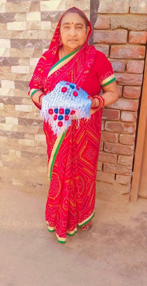 रेवाड़ी। उपायुक्त से मिलने जाते हंसनगर के लोग। संवाद