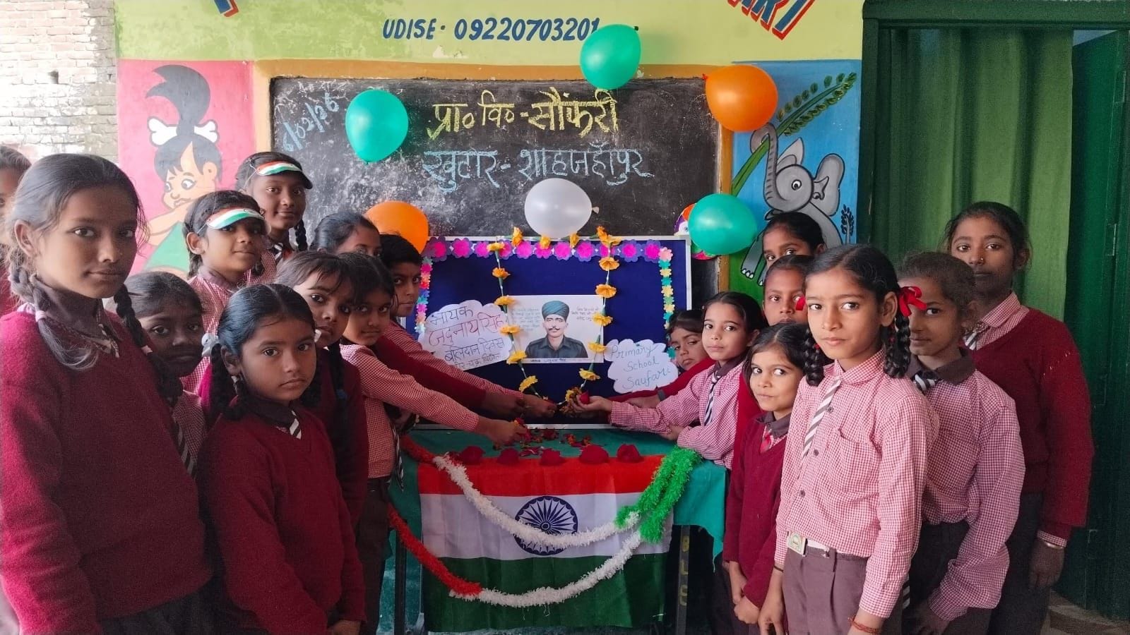 सैनिक कल्याण बोर्ड में नायक जदुनाथ सिंह की प्रतिमा पर माल्यार्पण करते डीएम व अन्य लोग। स्रोत: प सैनिक कल्याण बोर्ड में नायक जदुनाथ सिंह की प्रतिमा पर माल्यार्पण करते डीएम व अन्य लोग। स्रोत: प
