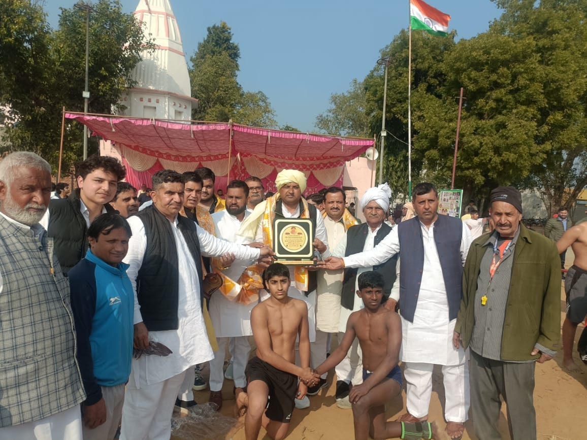 सोनीपत जिले के गांव हलालपुर में ओलंपियन धर्मवीर पहलवान के 61वें जन्मदिवस पर आयोजित दंगल में एक-