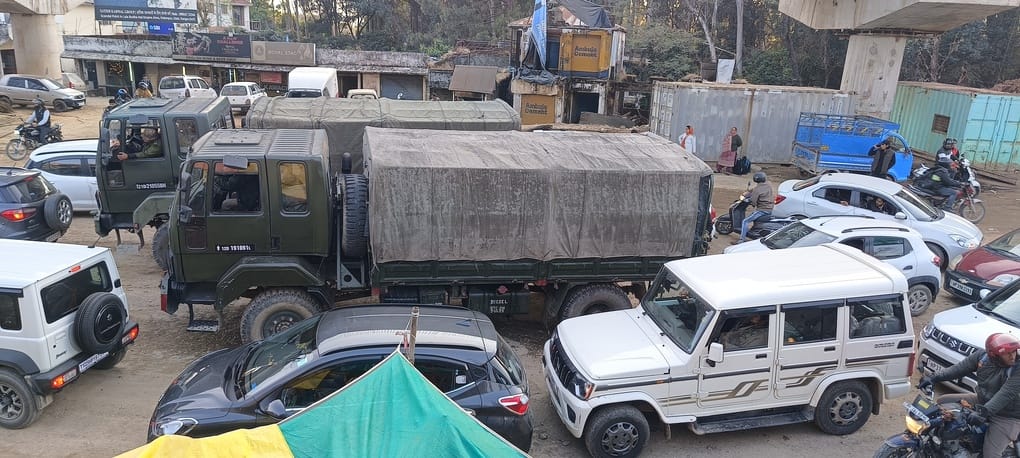 शाहपुर के 39 मील से लेकर द्रमण पेट्रोल पंप तक लगा जाम। संवाद