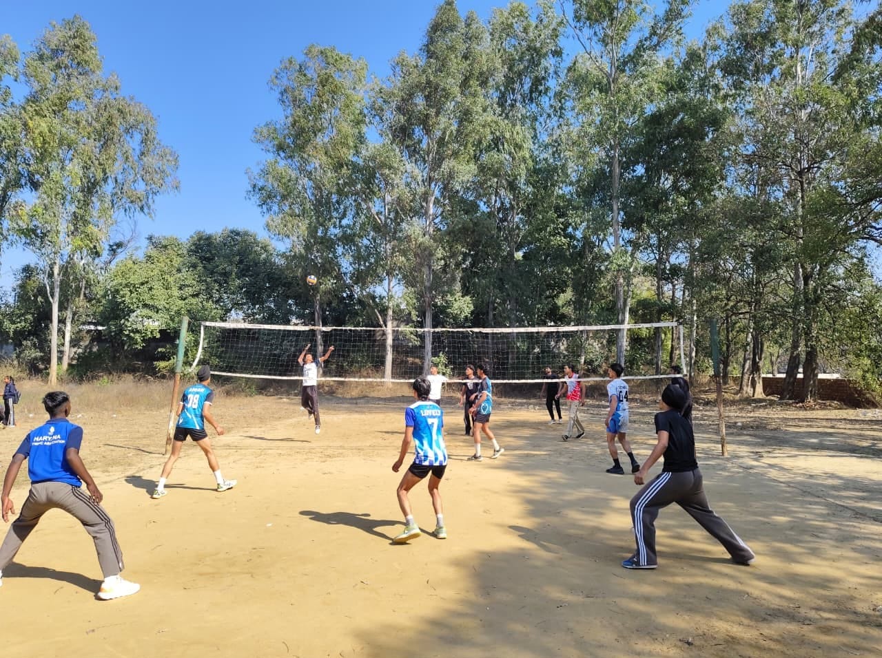 ट्रॉयल के दौरान फुटबॉल खेलते खिलाड़ी। संवाद ट्रॉयल के दौरान फुटबॉल खेलते खिलाड़ी। संवाद