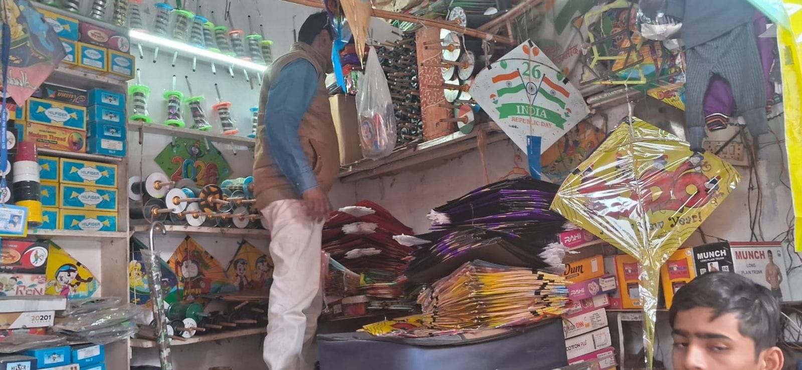 दुकान में लगीं मांझे की  चकरी।संवाद