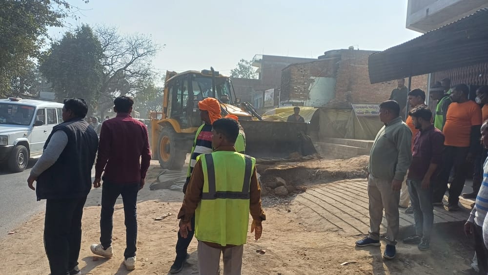 धनघटा में अतिक्रमण हटवाटे प्रशासन के लोग-संवाद