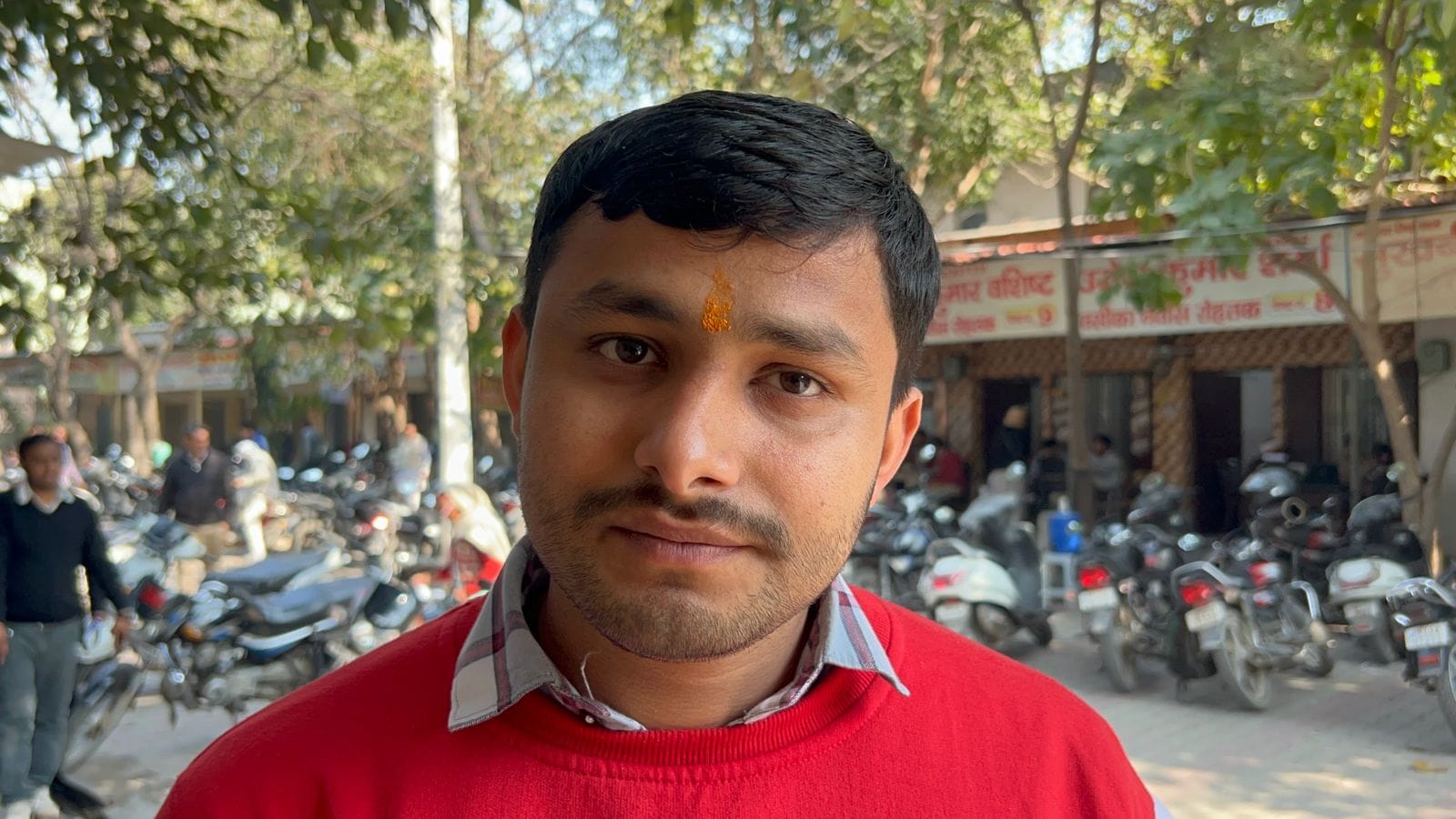 28-रोहतक के तहसील कार्यालय में काम करवाते नागरिक। संवाद 28-रोहतक के तहसील कार्यालय में काम करवाते नागरिक। संवाद