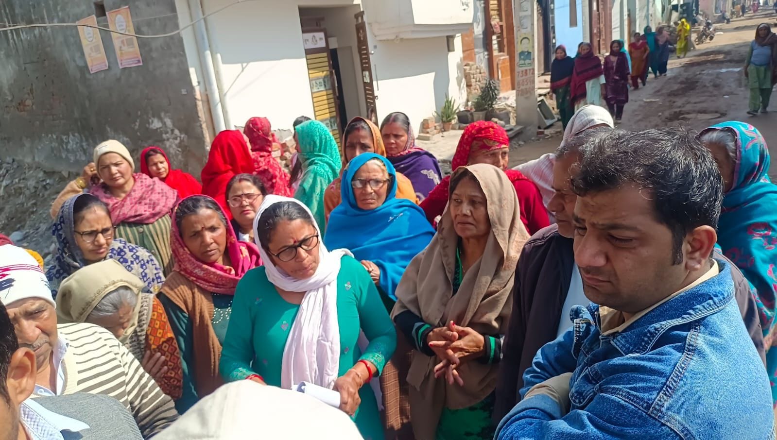 6-संजय कॉलोनी में लोगों से बातचीत करते निगम के संयुक्त आयुक्त मनजीत कुमार व अन्य पदाधिकारी। सं 6-संजय कॉलोनी में लोगों से बातचीत करते निगम के संयुक्त आयुक्त मनजीत कुमार व अन्य पदाधिकारी। सं