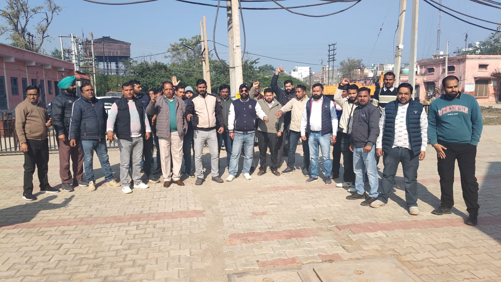 अंबाला छावनी के 12 क्रॅास रोड कार्यालय पर प्रदर्शन करते बिजली कर्मचारी। संवाद अंबाला छावनी के 12 क्रॅास रोड कार्यालय पर प्रदर्शन करते बिजली कर्मचारी। संवाद