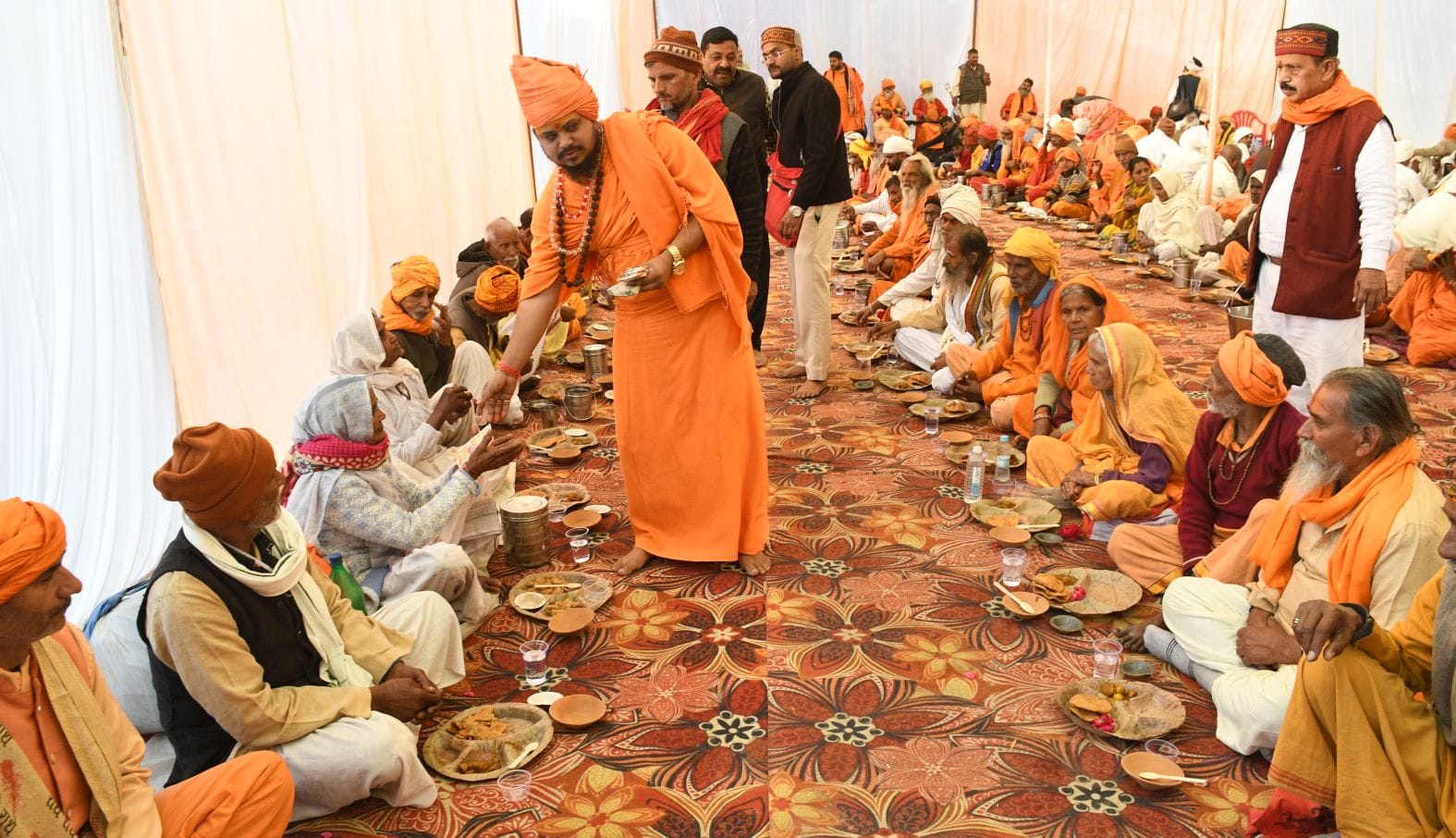 भंडारे में भक्तों ने ग्रहण किया प्रसाद भंडारे में भक्तों ने ग्रहण किया प्रसाद