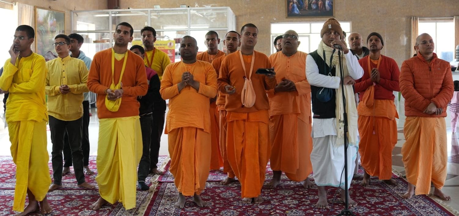 भक्तिसिद्धांत सरस्वती जी महाराज को दी पुष्पांजलि