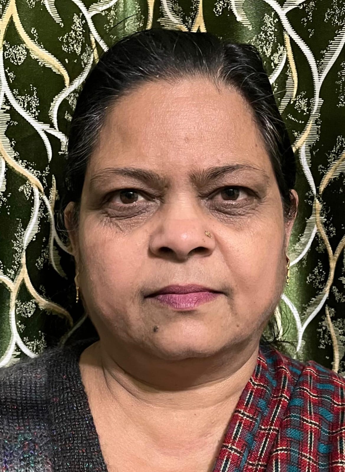 बुजुर्ग महिला को अपने हाथ से खाना खिलाती नेहा। स्रोत: स्वयं बुजुर्ग महिला को अपने हाथ से खाना खिलाती नेहा। स्रोत: स्वयं