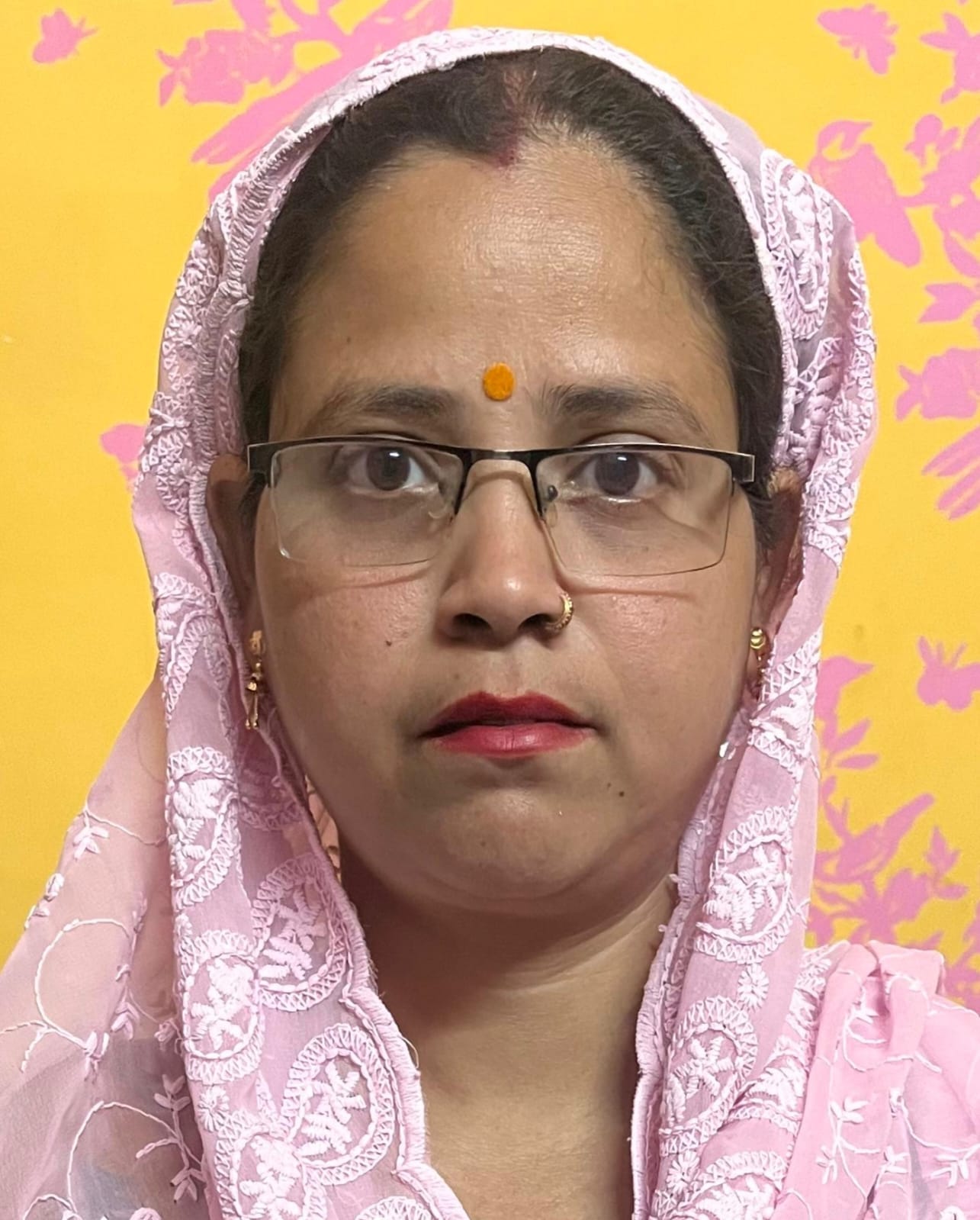 बुजुर्ग महिला को अपने हाथ से खाना खिलाती नेहा। स्रोत: स्वयं बुजुर्ग महिला को अपने हाथ से खाना खिलाती नेहा। स्रोत: स्वयं