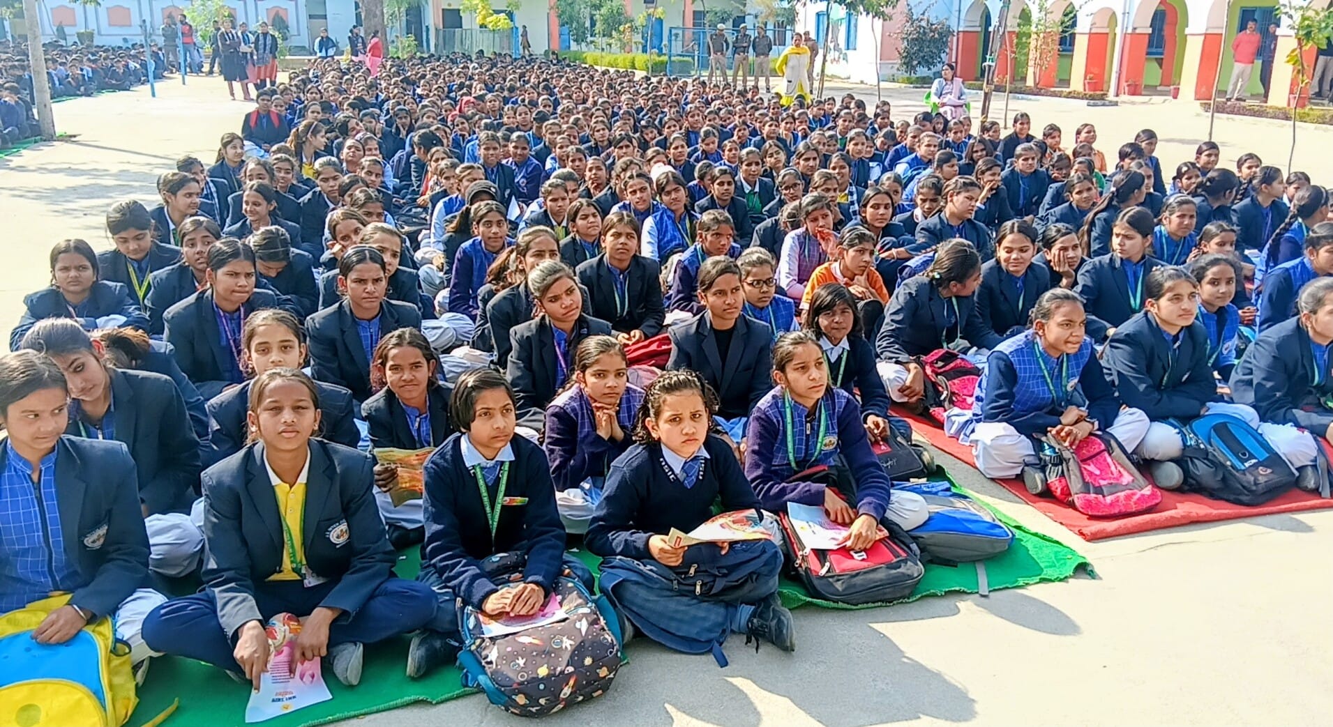 ए एस इंटर कालेज में पुलिस पाठशाला में छात्राओं को संबोधित करते हुए एस डी एम। (मवाना)