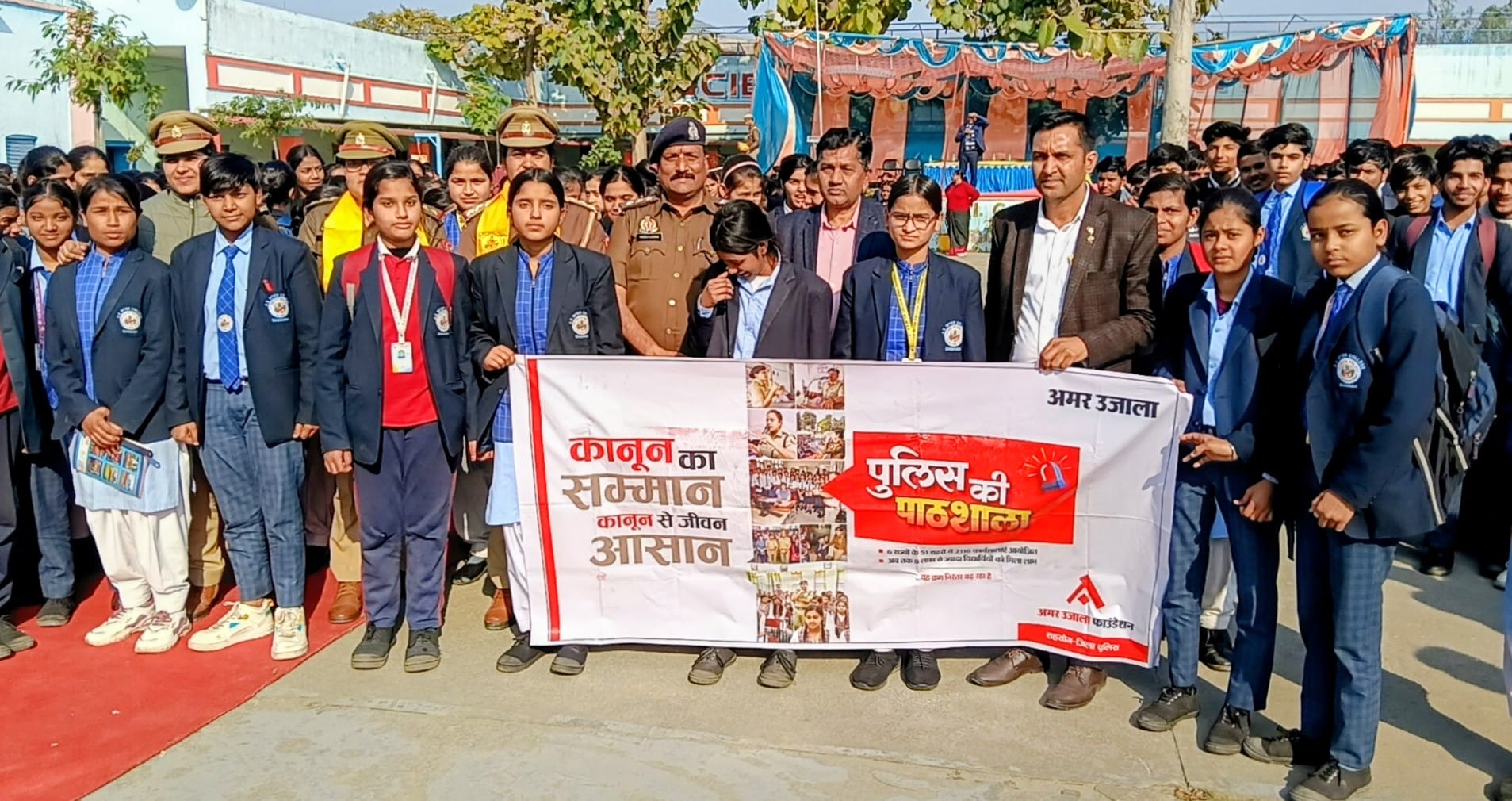 ए एस इंटर कालेज में पुलिस पाठशाला में छात्राओं को संबोधित करते हुए एस डी एम। (मवाना)