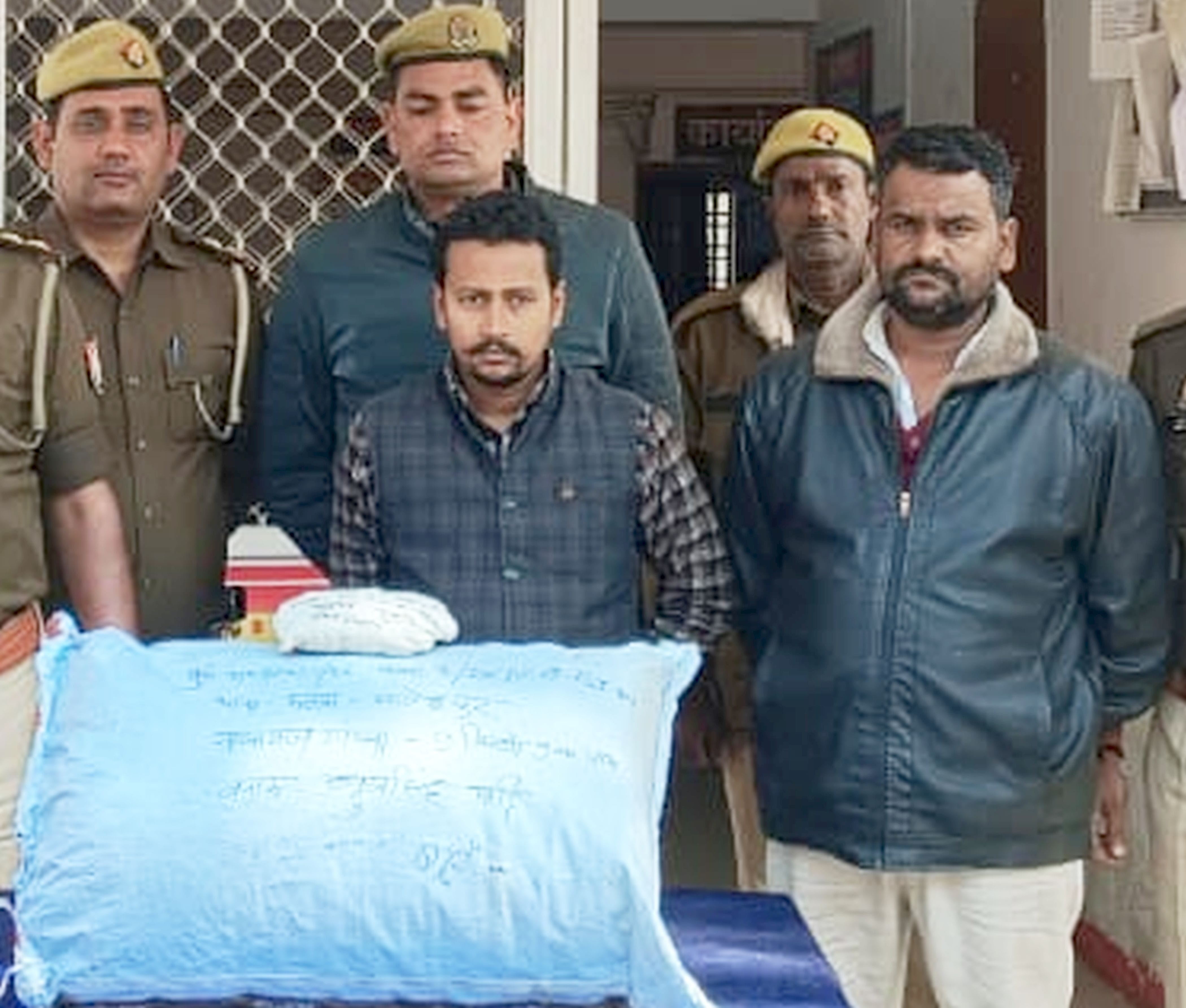 फोटो-06-गांजे के साथ पकड़े गए आरोपी। स्रोत पुलिस