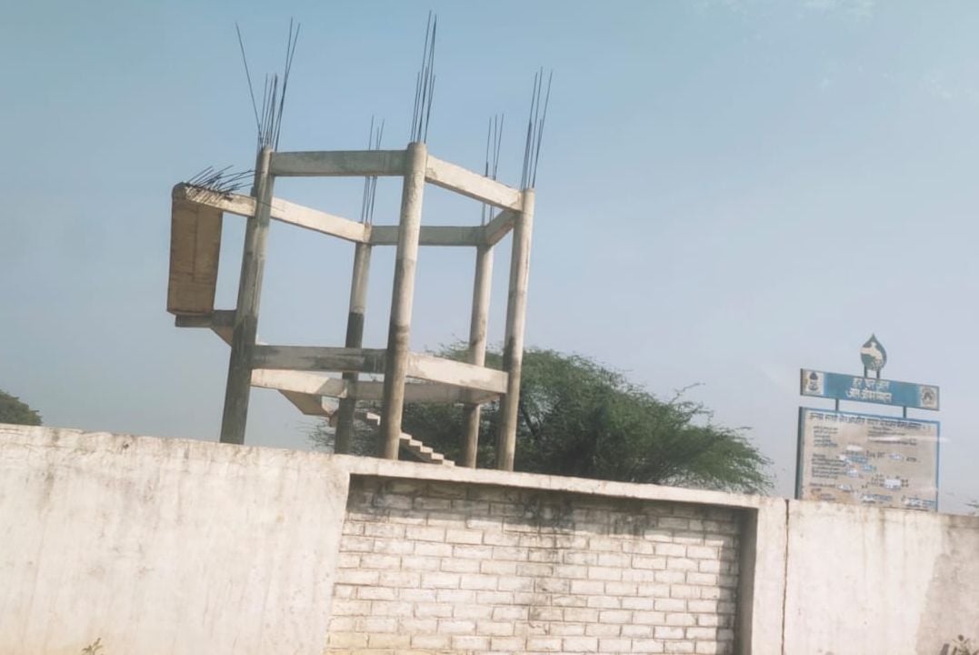 फोटो-11-हसनगंज के खपरा भाट में हैंडपंप पर पानी के लिए खड़े लोग। संवाद फोटो-11-हसनगंज के खपरा भाट में हैंडपंप पर पानी के लिए खड़े लोग। संवाद