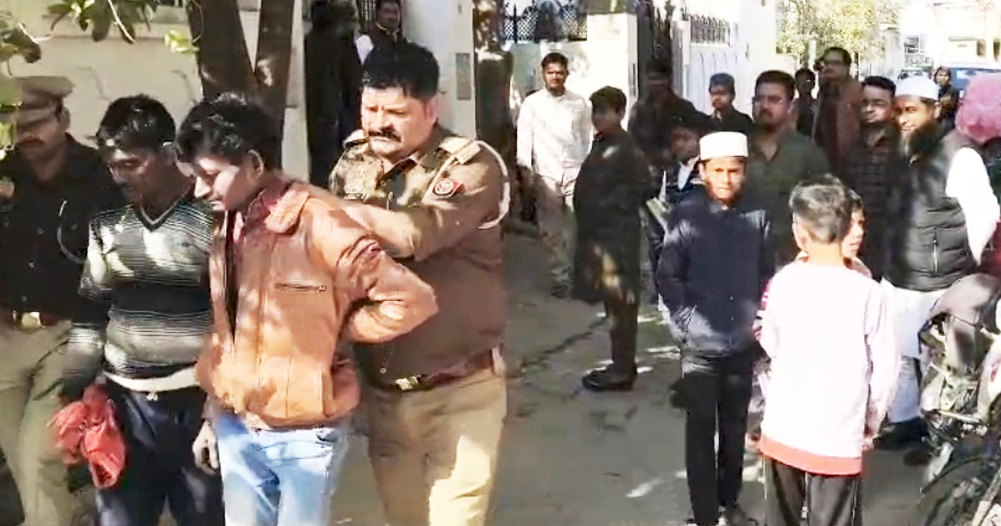 फोटो-21-पकड़े गए चोरी के आरोपी को ले जाती पुलिस। स्रोत वीडियो ग्रैब फोटो-21-पकड़े गए चोरी के आरोपी को ले जाती पुलिस। स्रोत वीडियो ग्रैब