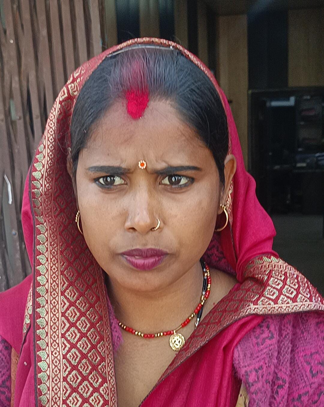 फोटो-24-प्राथमिक विद्यालय अमलिया में मतदाताओं की सुनवाई करते अधिकारी। संवाद