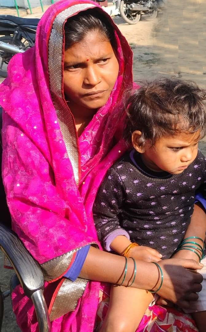 फोटो-24-प्राथमिक विद्यालय अमलिया में मतदाताओं की सुनवाई करते अधिकारी। संवाद